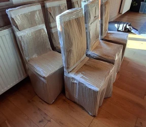 Dubois 6 Chaises emballées dans du papier bulle dans une maison en cours de déménagement